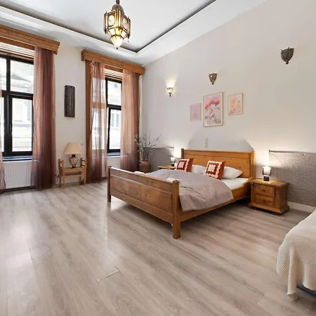 Three-bedroom Collection - Modern, Cozy & Chic דירה *