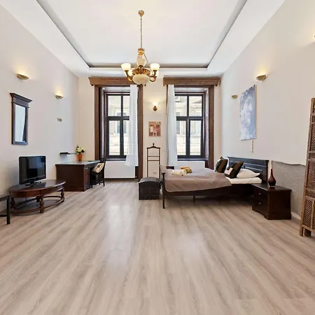 Three-bedroom Collection - Modern, Cozy & Chic בודפשט