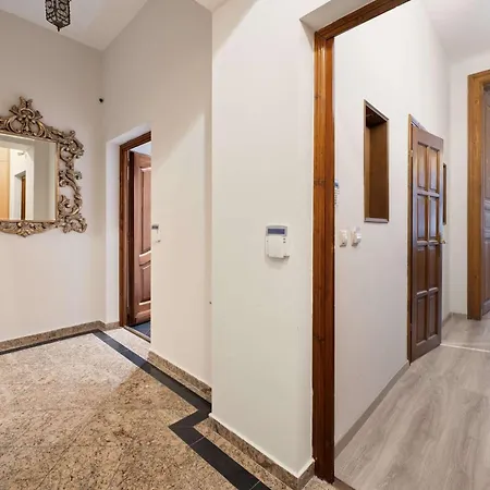 Three-bedroom Collection - Modern, Cozy & Chic דירה